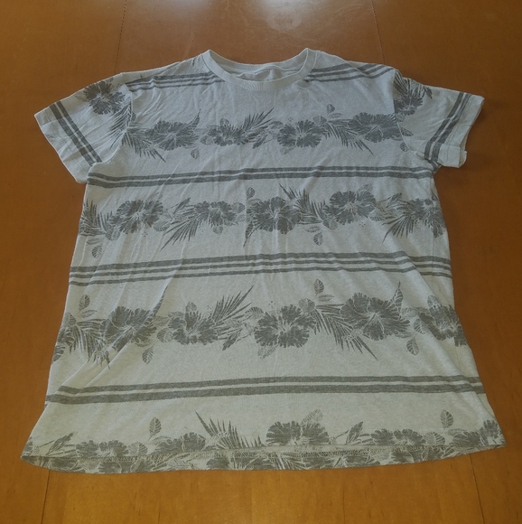 Aeropostale Other - 3/$25 Aeropostale flower print tshirt. Size medium